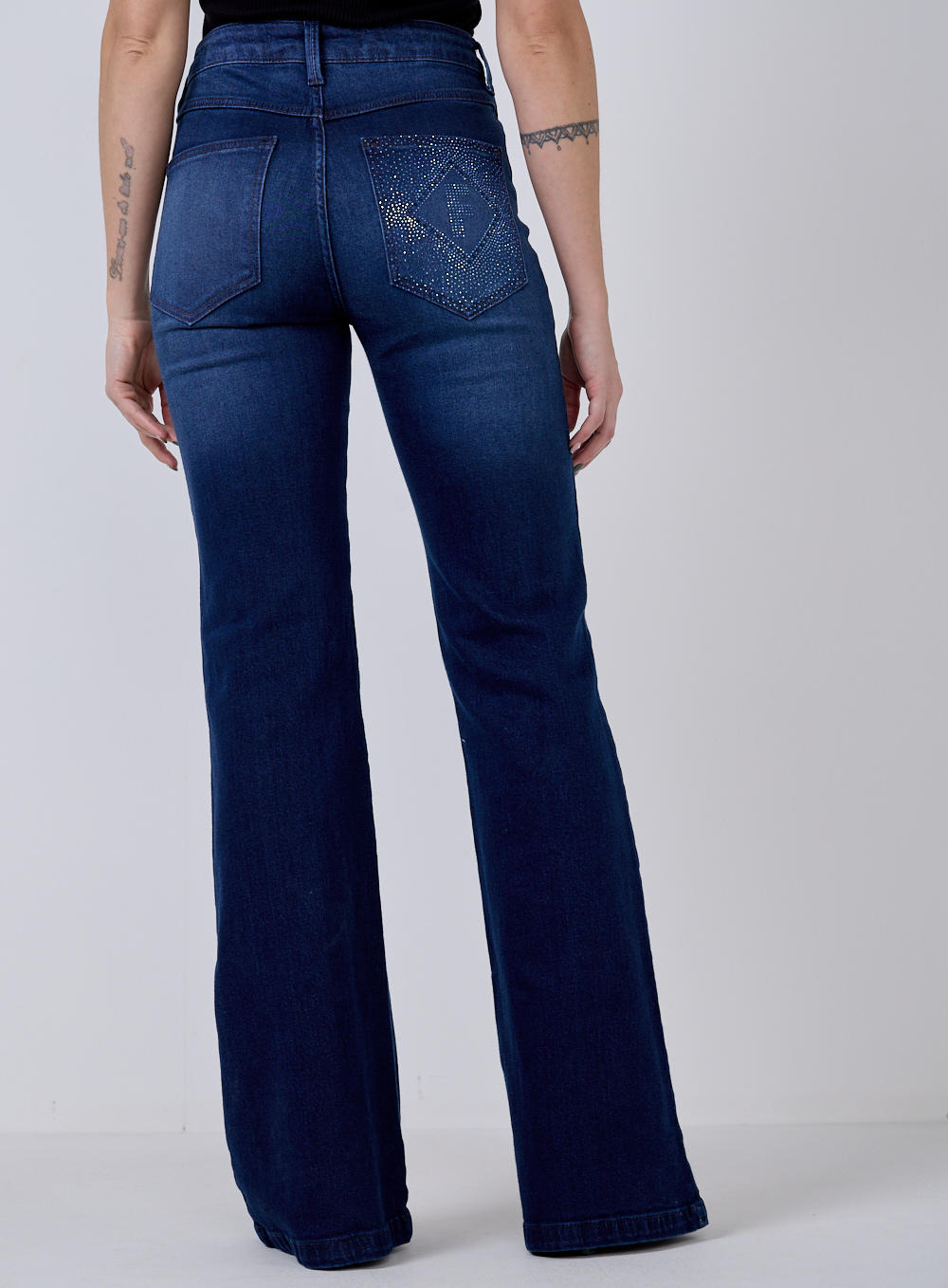 CALÇA JEANS LOUISE COM APLICAÇÃO 44 INDIGO