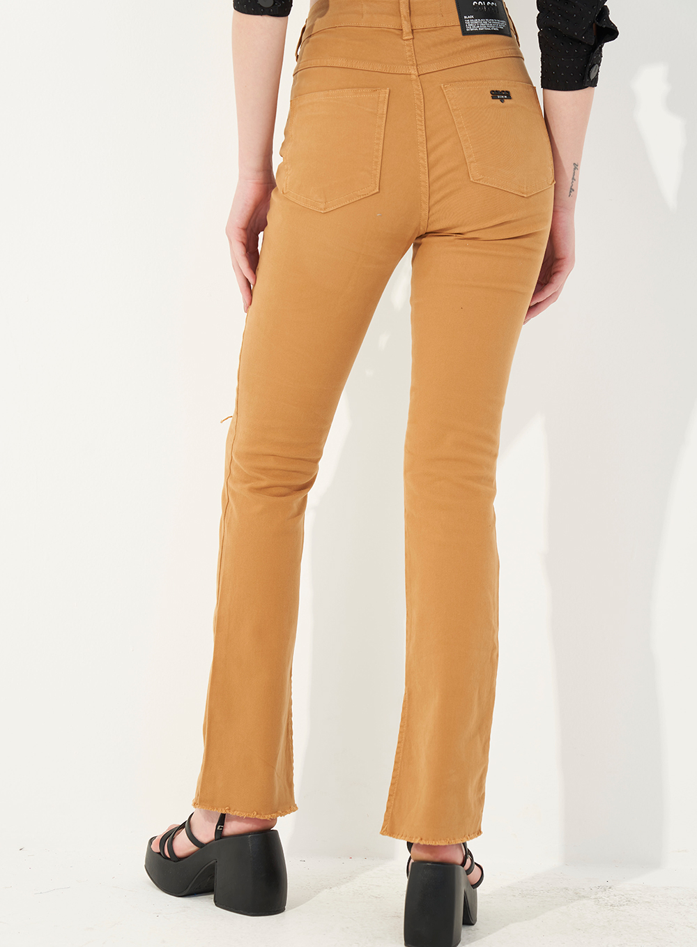 CALÇA SARJA KAREN SLIM 36 MARROM FEIJO