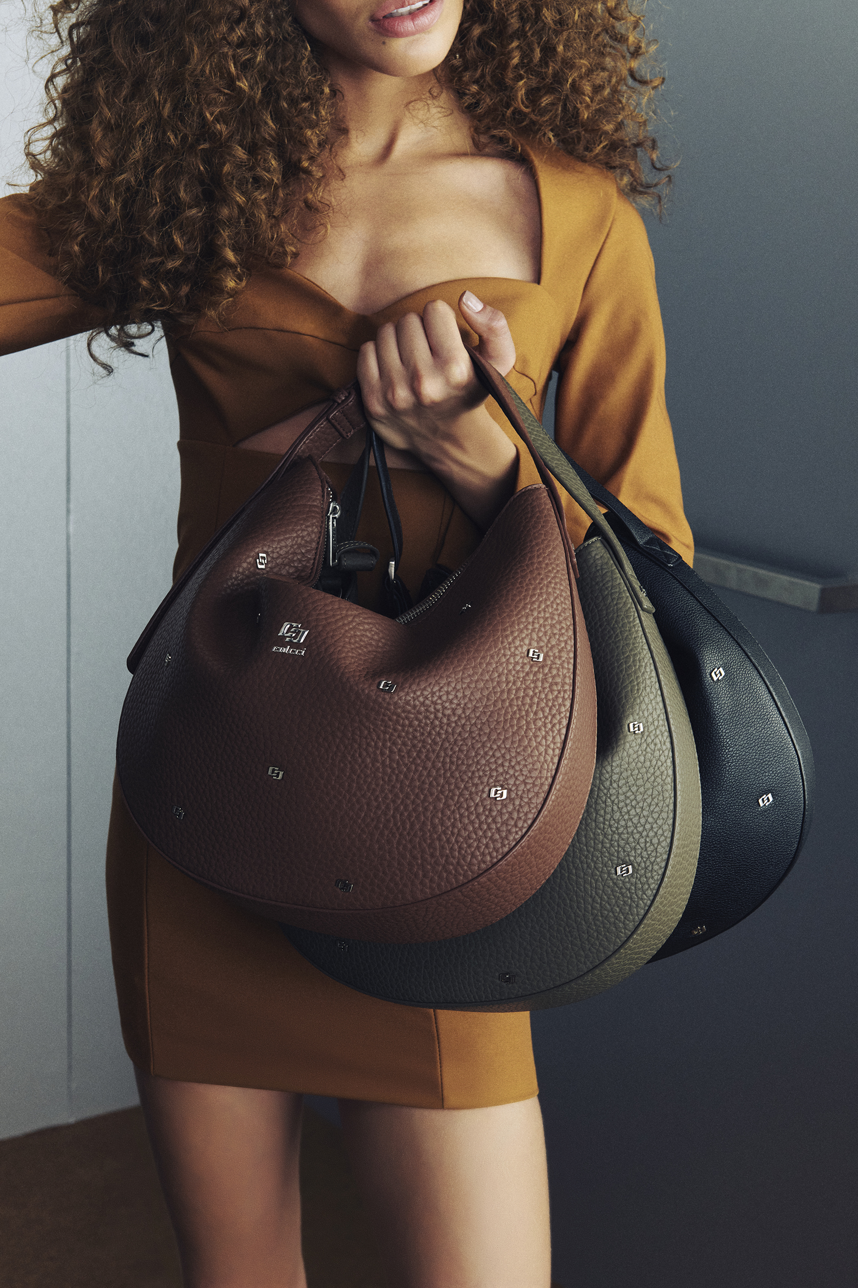 BOLSA COLCCI FEM MEIA LUA ROCKER U MARROM BEATEN B
