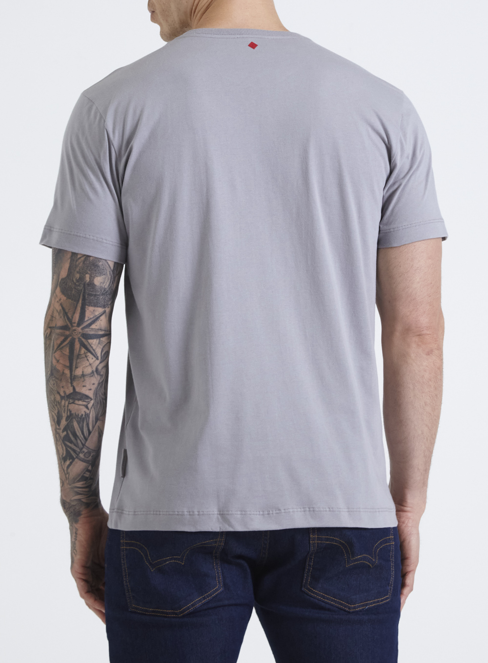 CAMISETA BORDADA M CINZA NIQUEL