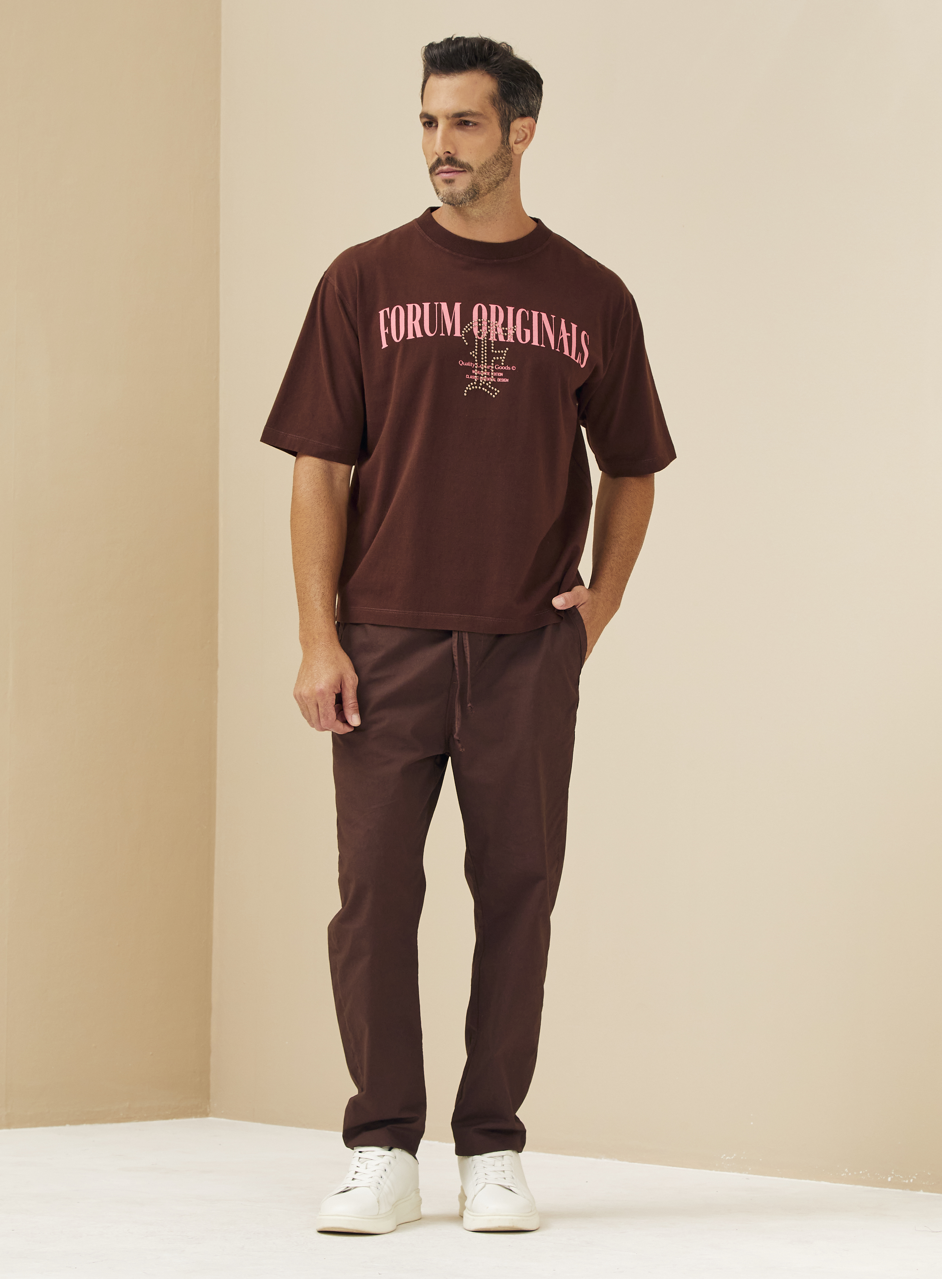 CAMISETA ESTAMPADA COM APLICAÇÃO XGG MARROM ROCCIA