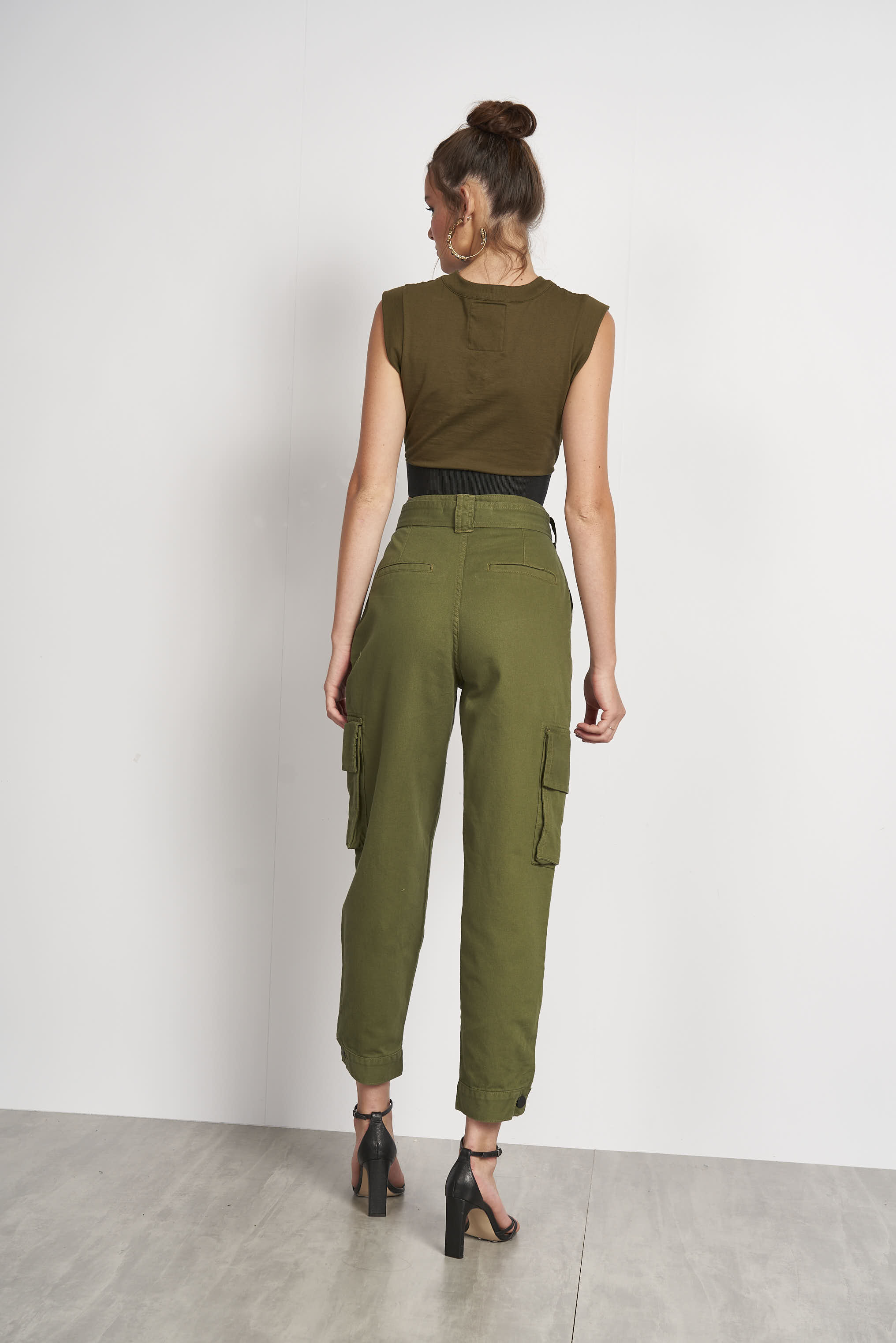 CALÇA SARJA JOANA COM CINTO 34 VERDE MAILON