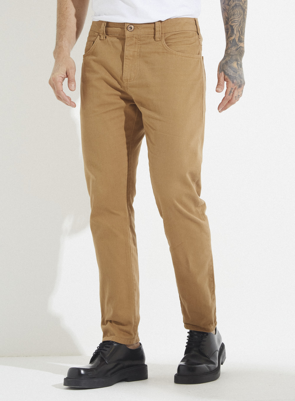 CALÇA  SARJA ALEXANDRE 42 MARROM LEAO