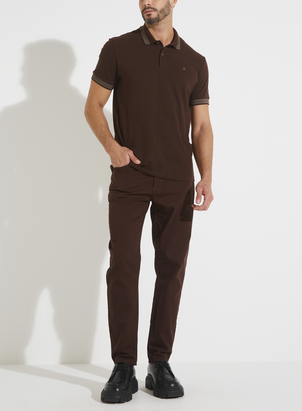 CALÇA SARJA LUCIANO 42 MARROM NOBUCK