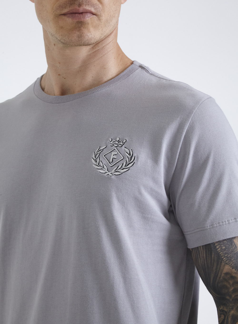 CAMISETA BORDADA M CINZA NIQUEL