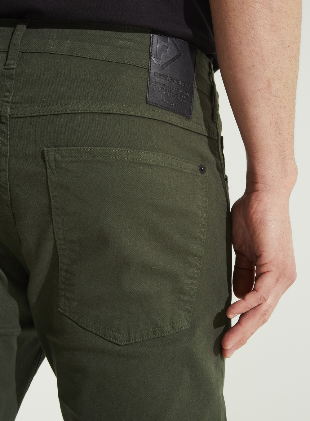 CALÇA SARJA ALEXANDRE 38 MARROM NOZES