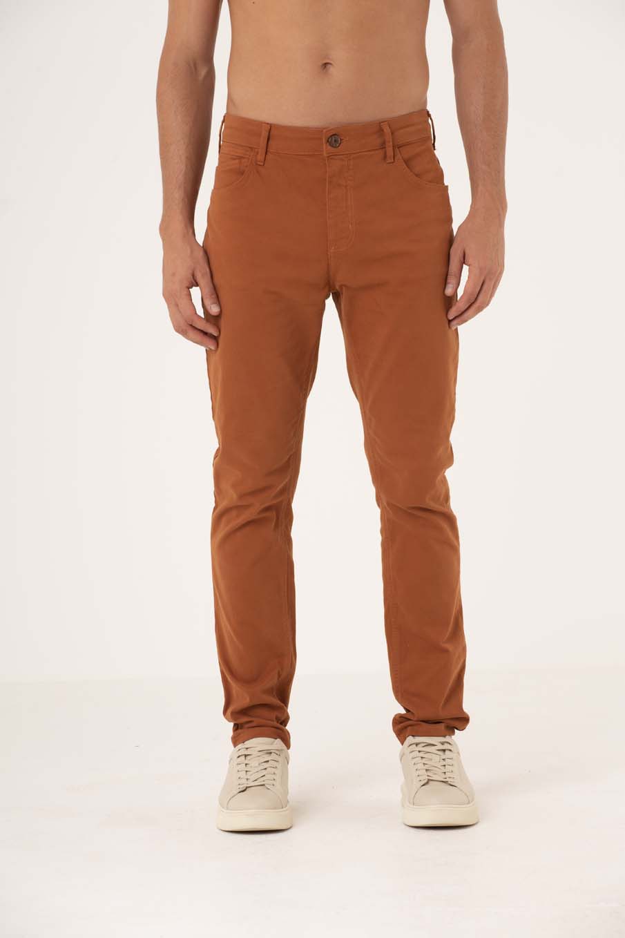 CALÇA SARJA JONAS 46 MARROM TRANS