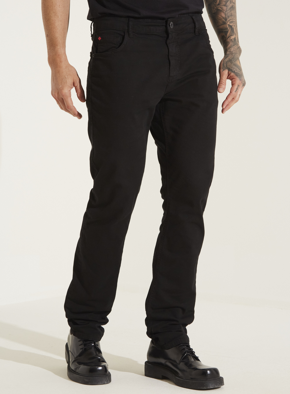 CALÇA SARJA PAUL SLIM 42 PRETO