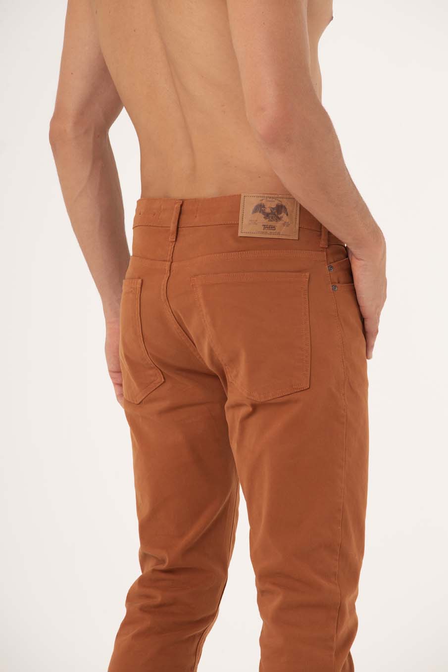CALÇA SARJA JONAS 46 MARROM TRANS