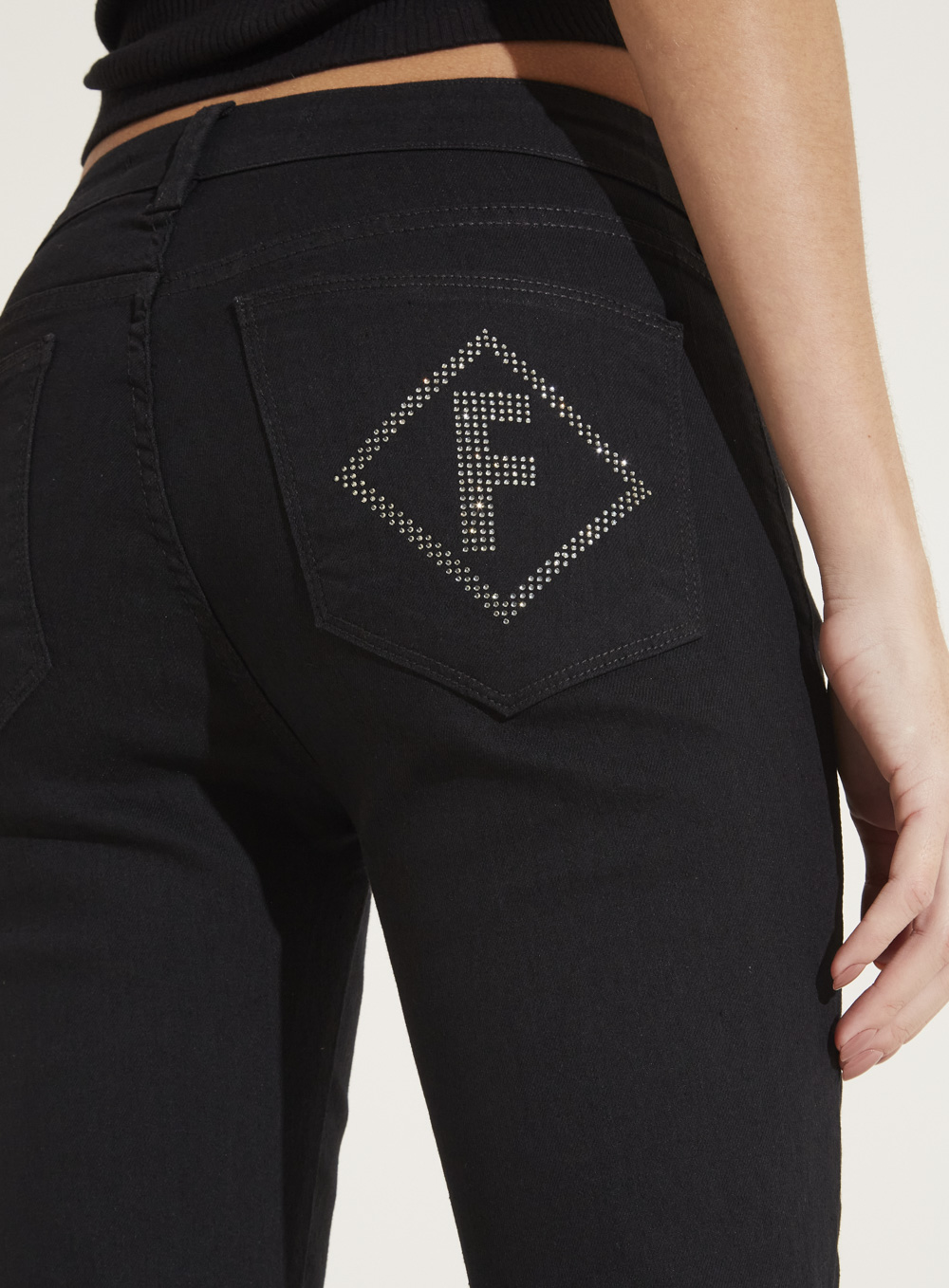 CALÇA JEANS BOOT CUT COM APLICAÇÃO 34 IND.PRETO