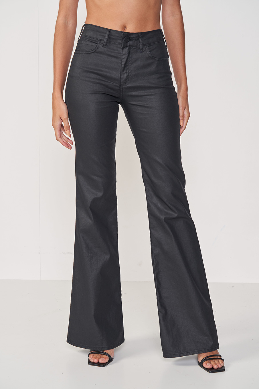 CALÇA SARJA FLARE RESINADA 34 PRETO