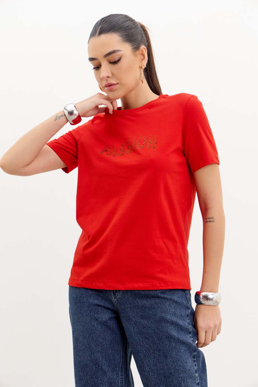 CAMISETA COM APLICAÇÃO P VERMELHO SPARKLY