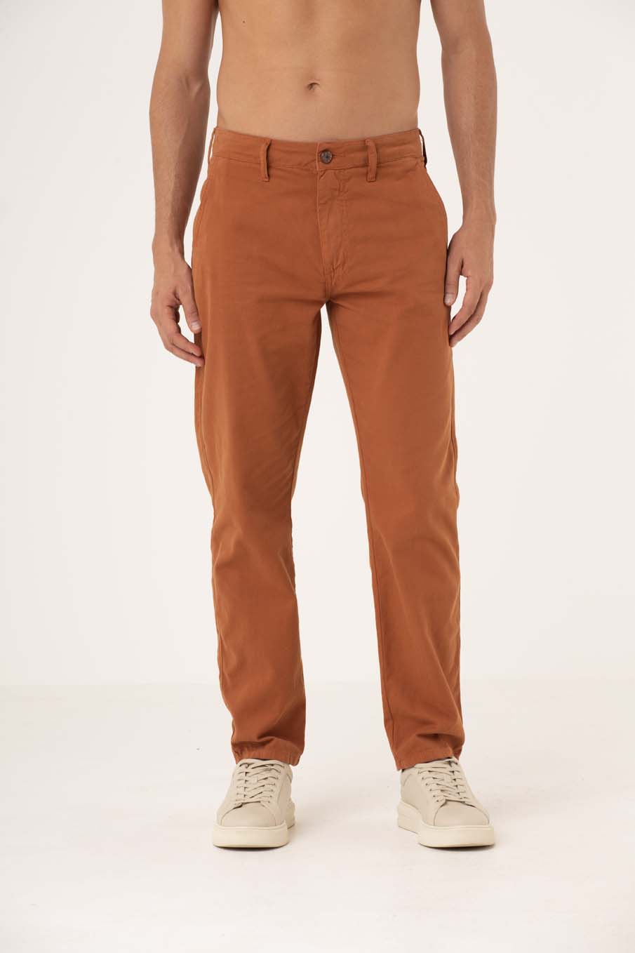 CALÇA SARJA LEO 38 MARROM TRANS