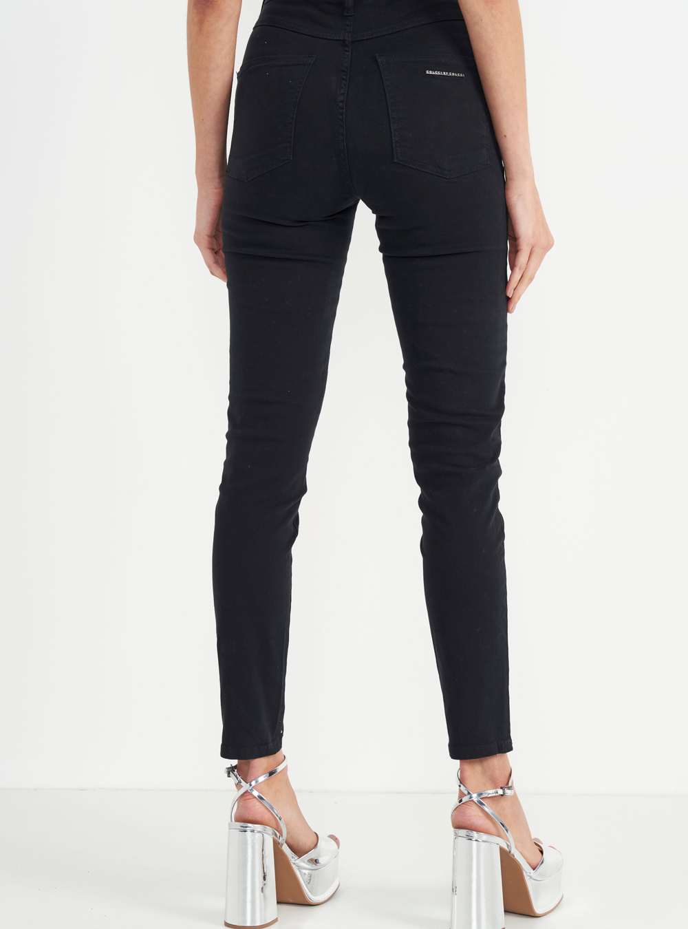 CALÇA SARJA BRUNA COM APLICAÇÃO 42 PRETO