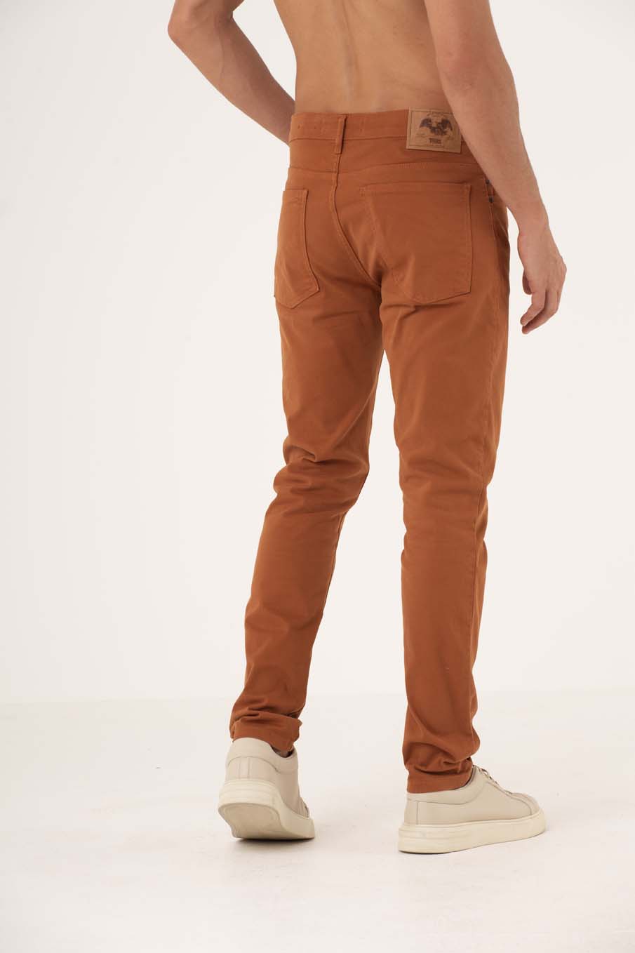CALÇA SARJA JONAS 46 MARROM TRANS