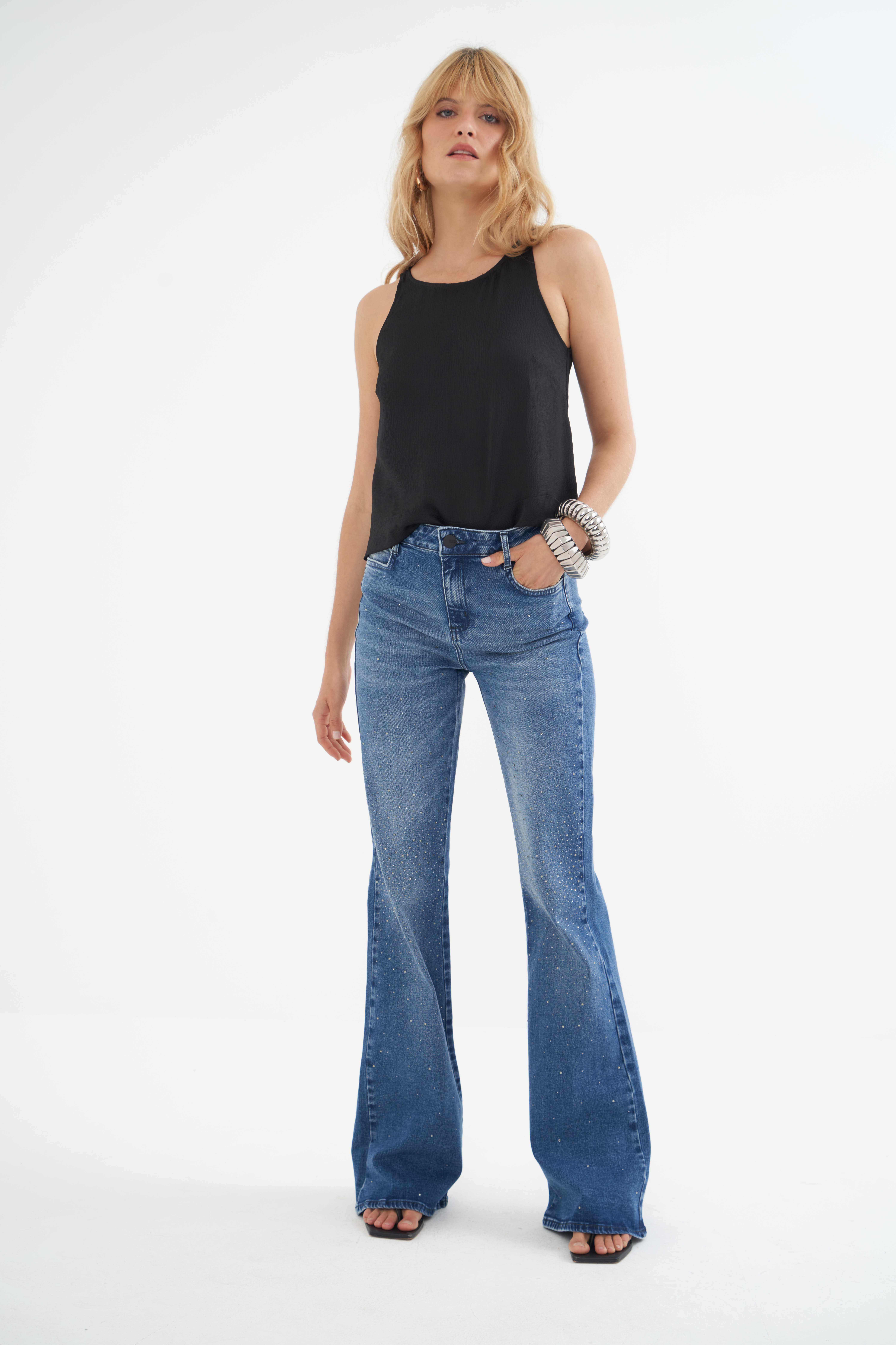 CALÇA JEANS BIA FLARE COM APLICAÇÃO 44 INDIGO