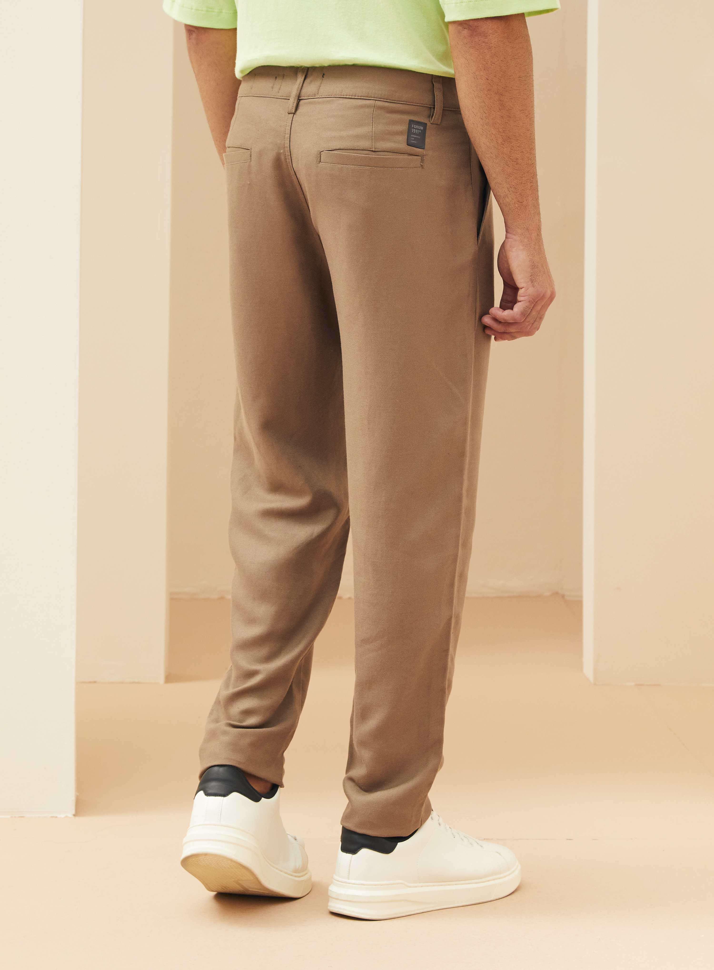 CALÇA LINHO 38 MARROM NOZ MOSCADA
