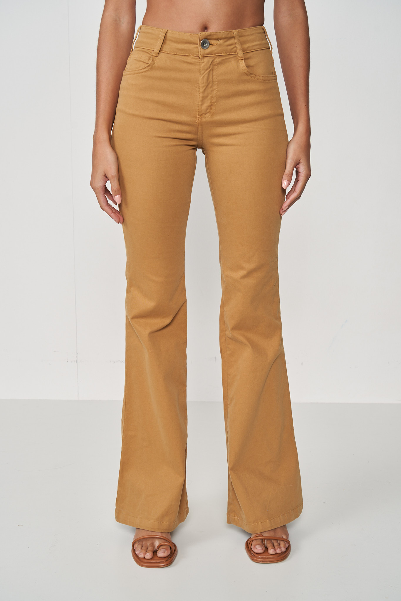 CALÇA SARJA FLARE 44 MARROM EBBELA