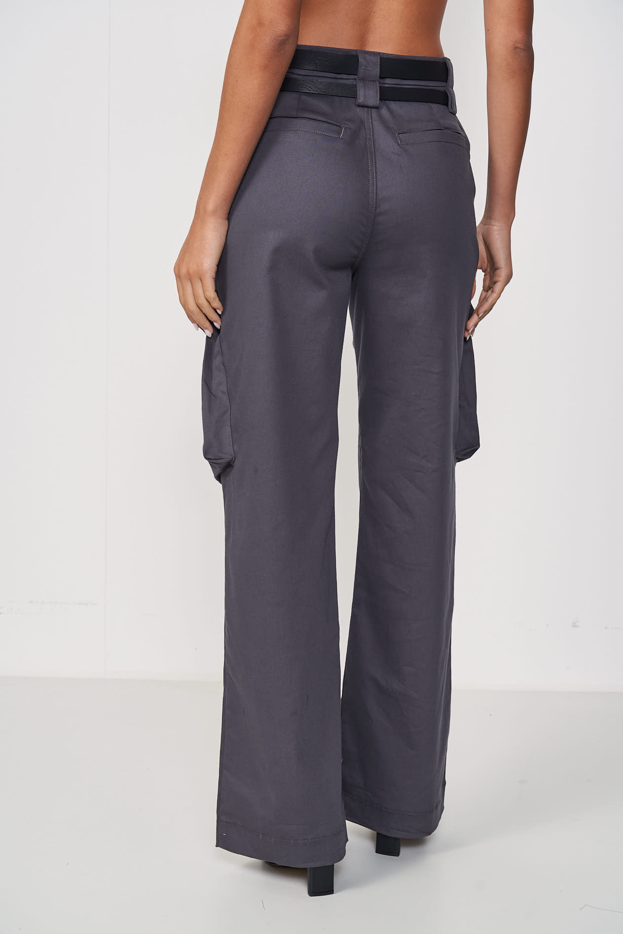 CALÇA SARJA JADE COM CINTO 38 CINZA FULIGEM