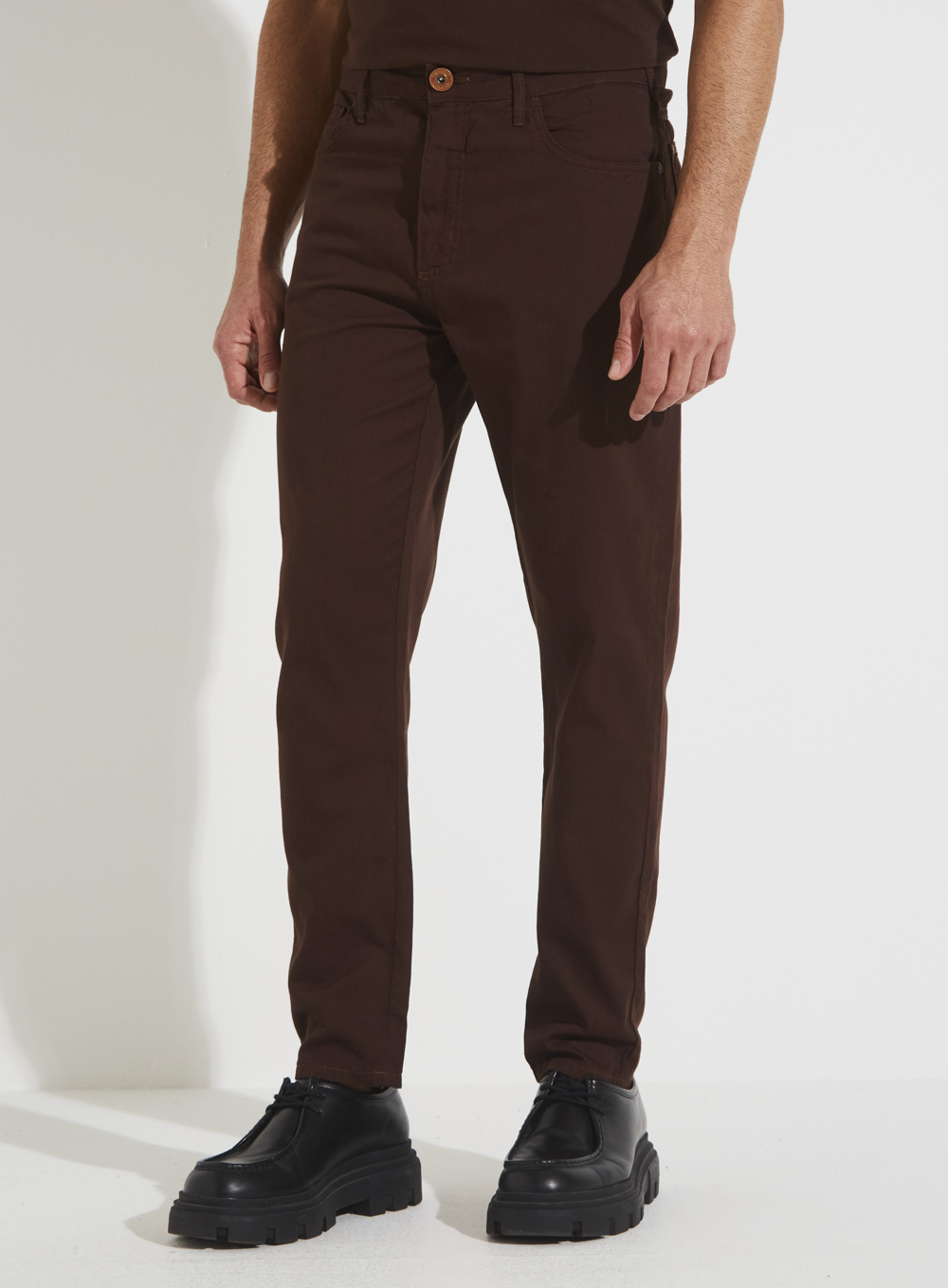 CALÇA SARJA LUCIANO 42 MARROM NOBUCK