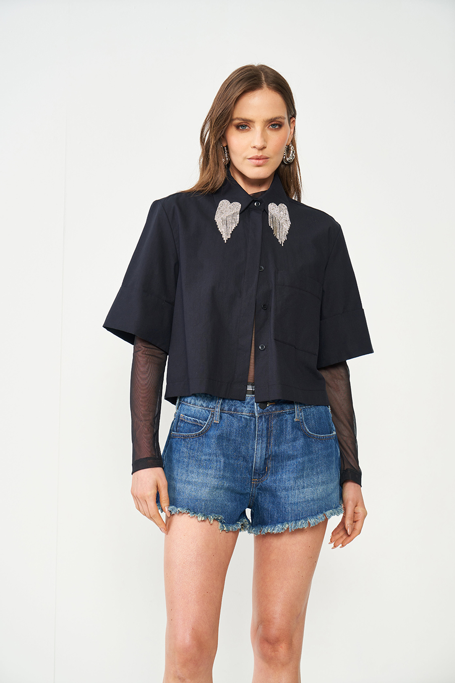 CAMISA COM APLICAÇÃO G PRETO
