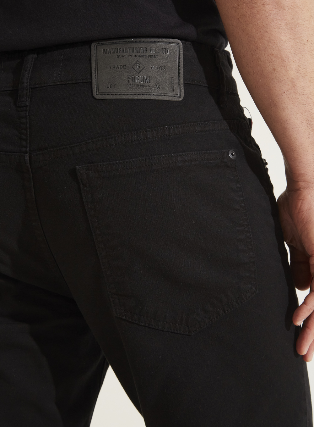 CALÇA SARJA PAUL SLIM 42 PRETO
