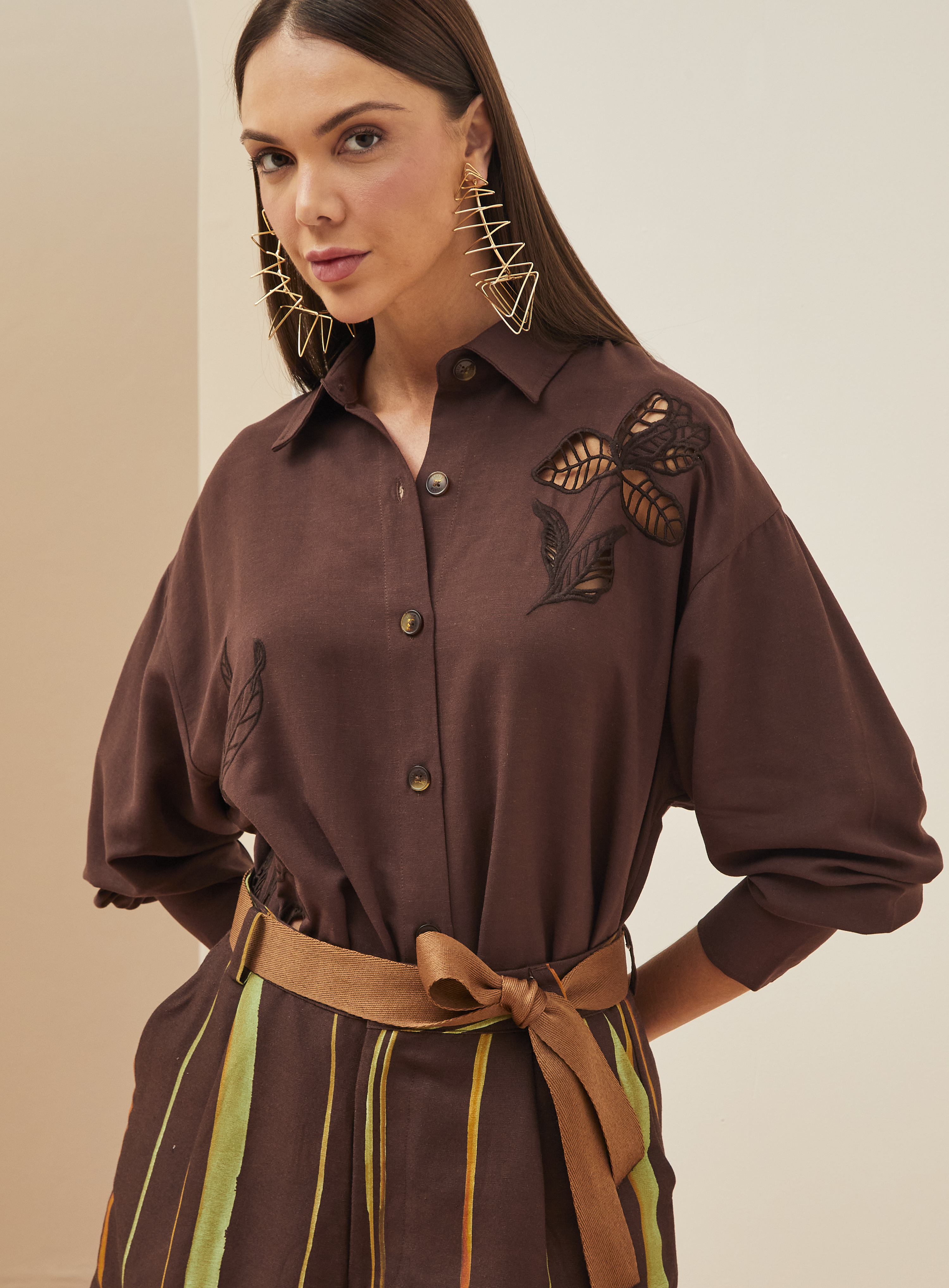 CAMISA LINHO BORDADA M MARROM
