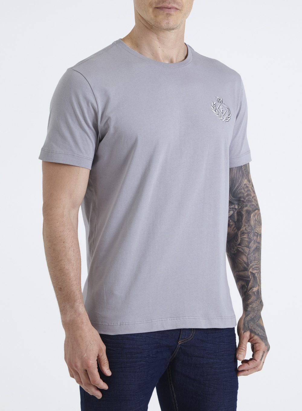 CAMISETA BORDADA M CINZA NIQUEL