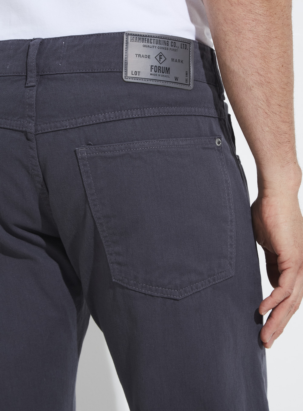 CALÇA SARJA PAUL REGULAR 46 MARROM NOZES