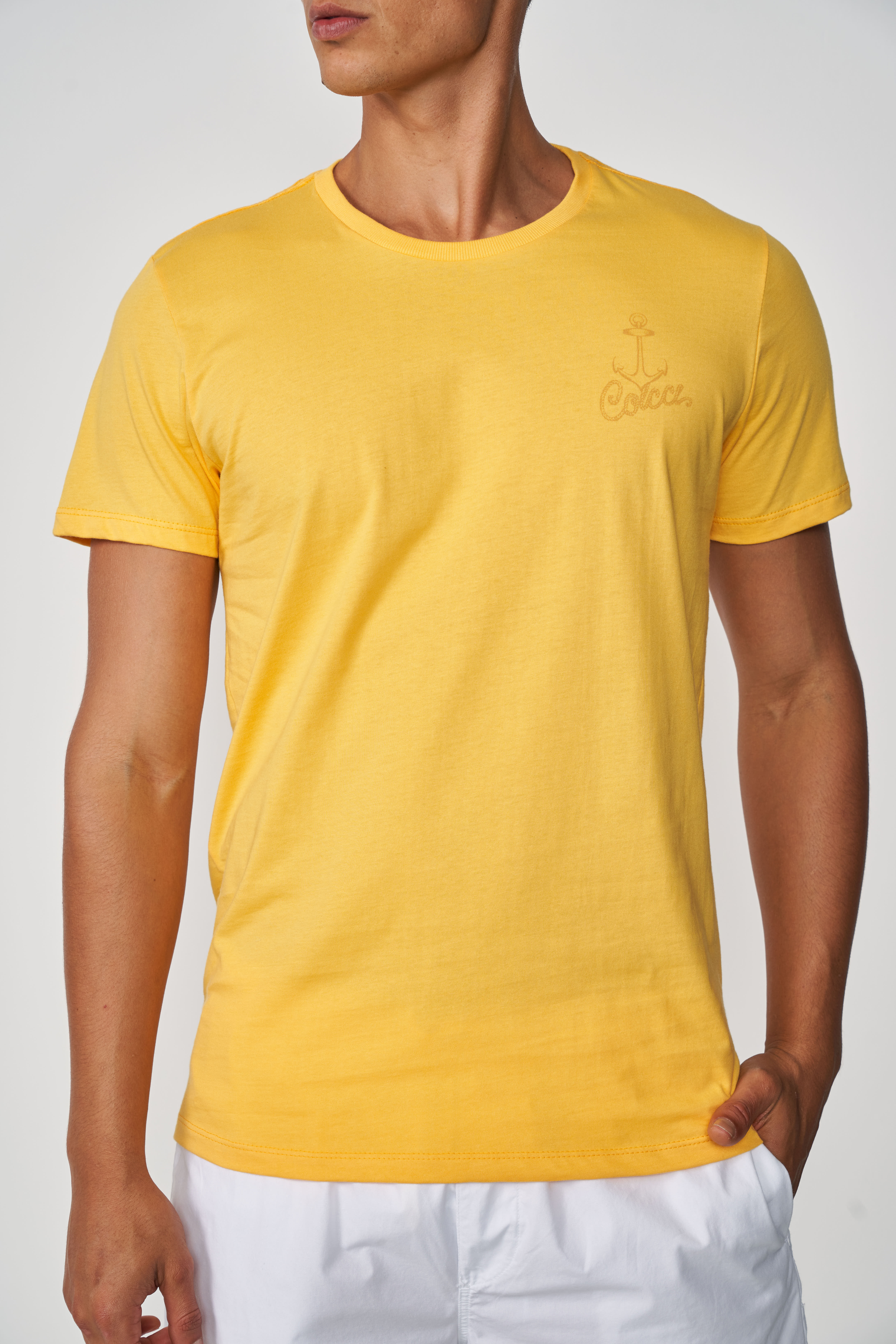 CAMISETA ESTAMPADA E BORDADA G AMARELO MACAO