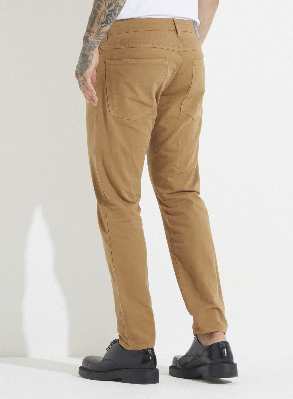 CALÇA  SARJA ALEXANDRE 42 MARROM LEAO