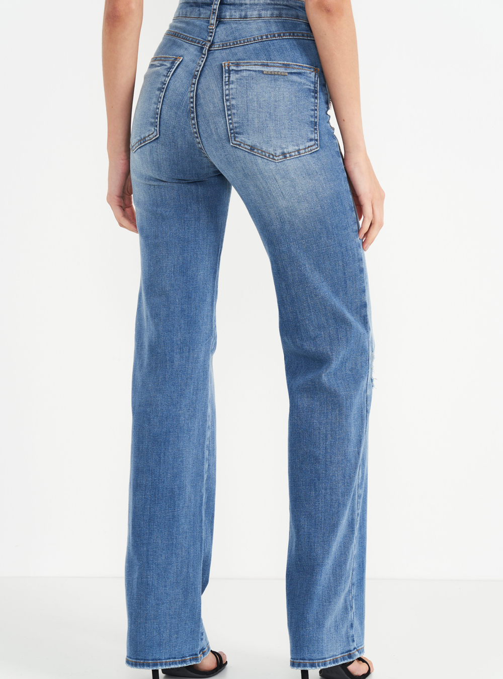 CALÇA JEANS BRUNA COM APLICAÇÃO 34 INDIGO