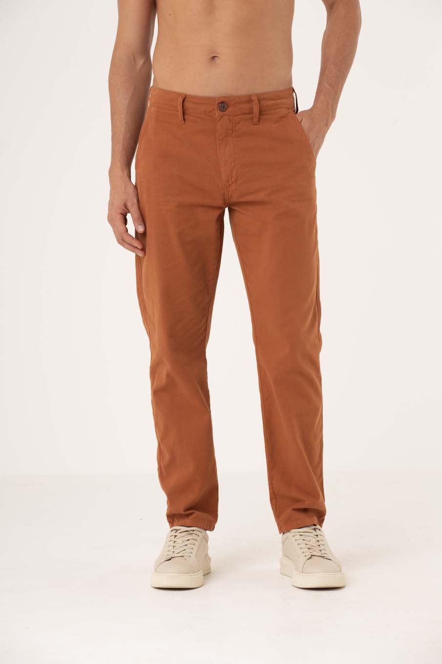 CALÇA SARJA LEO 38 MARROM TRANS