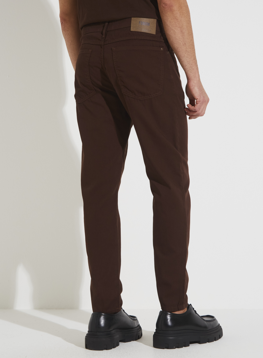 CALÇA SARJA LUCIANO 42 MARROM NOBUCK