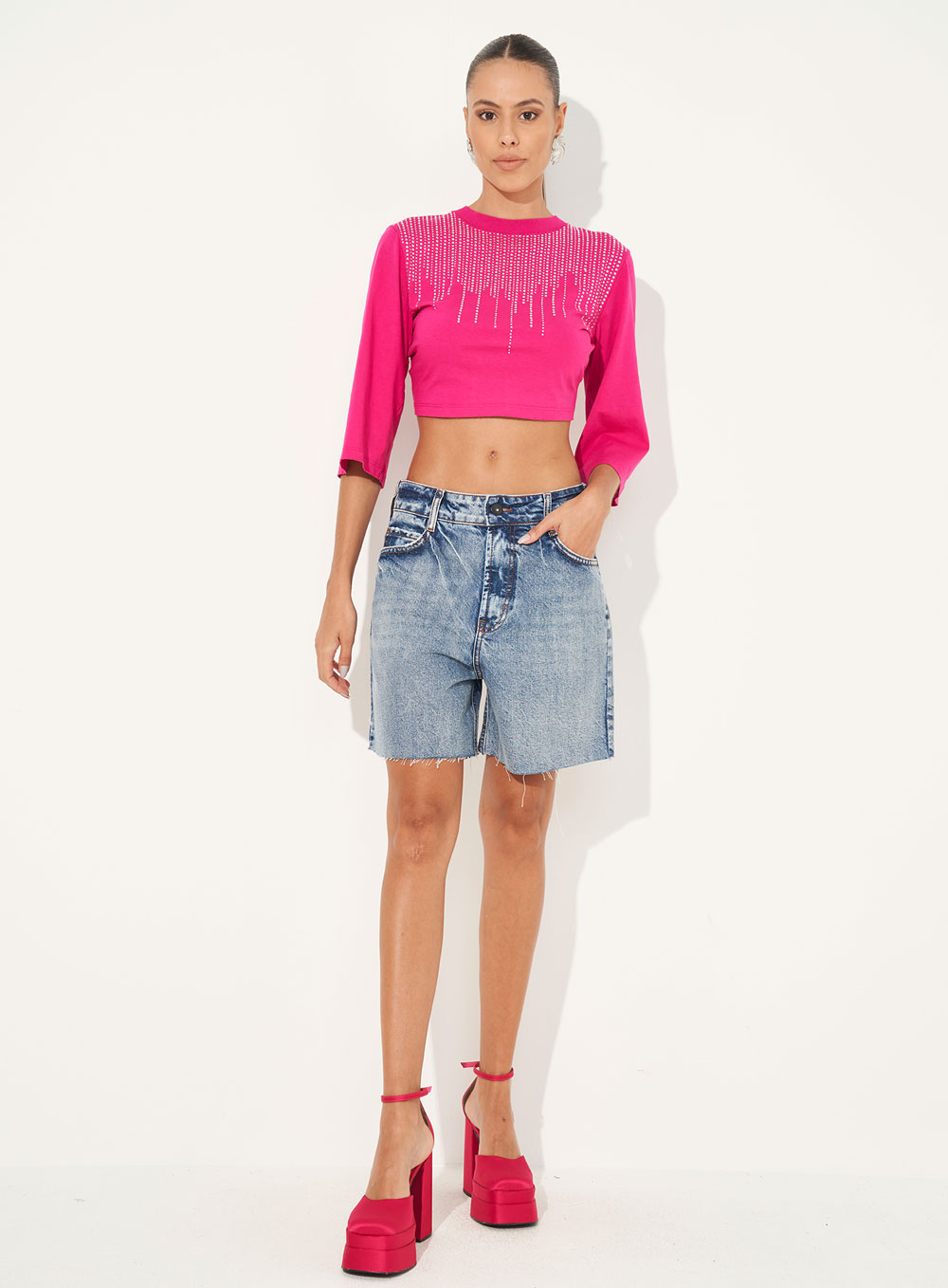 CAMISETA COM APLICAÇÃO M ROSA TINA