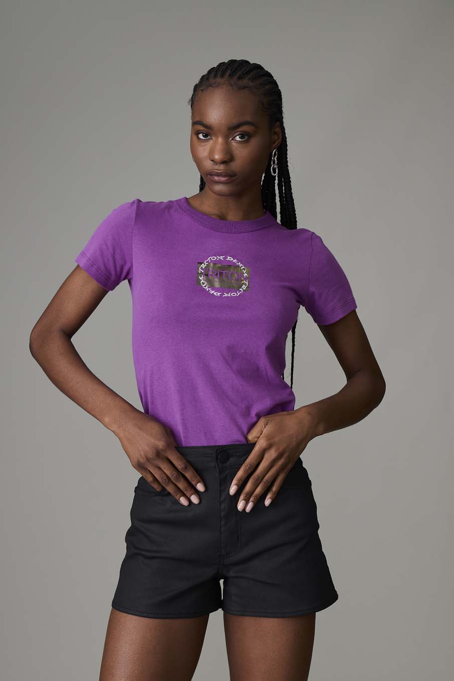 CAMISETA ESTAMPADA E BORDADA G PRETO