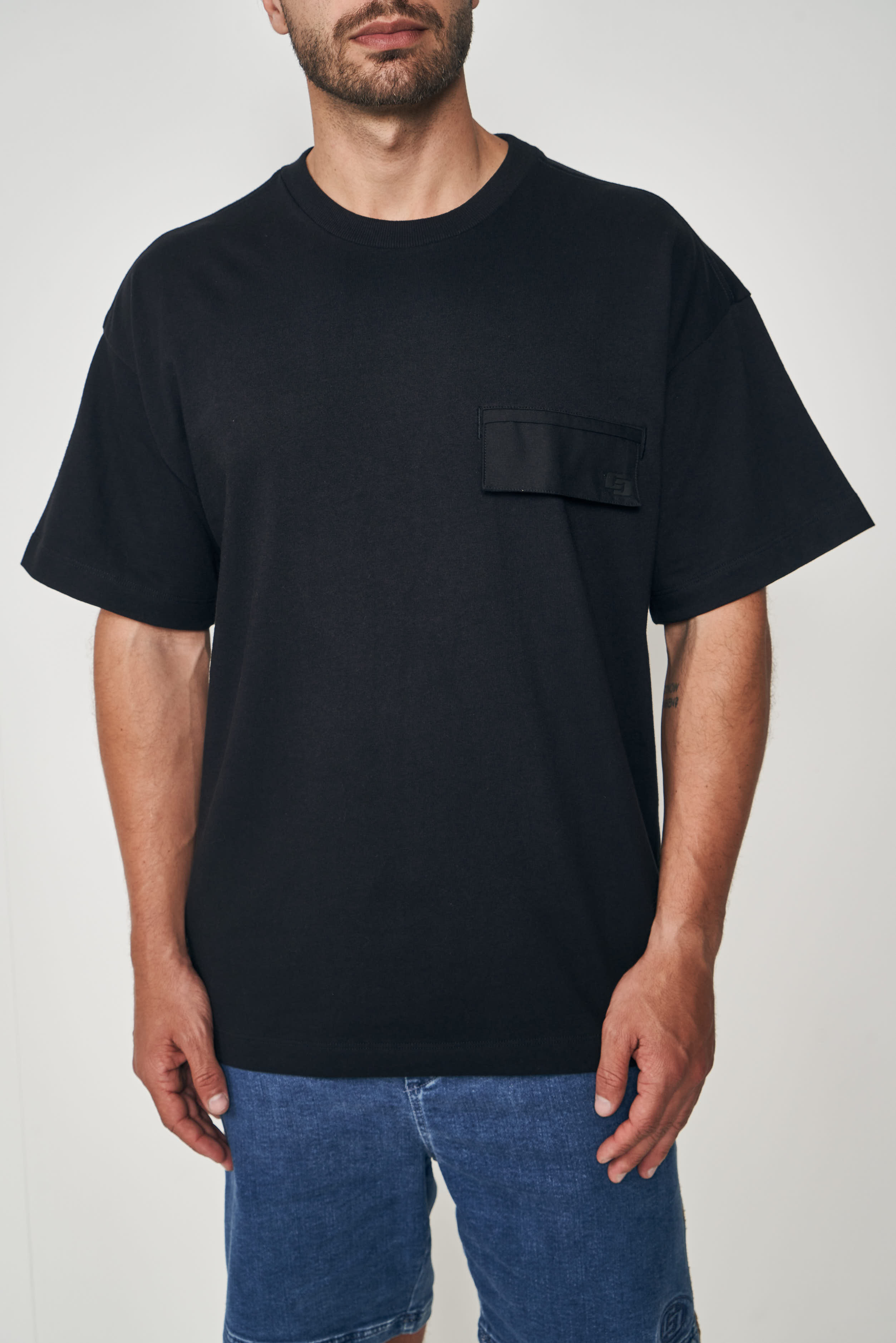 CAMISETA COM BOLSO M PRETO