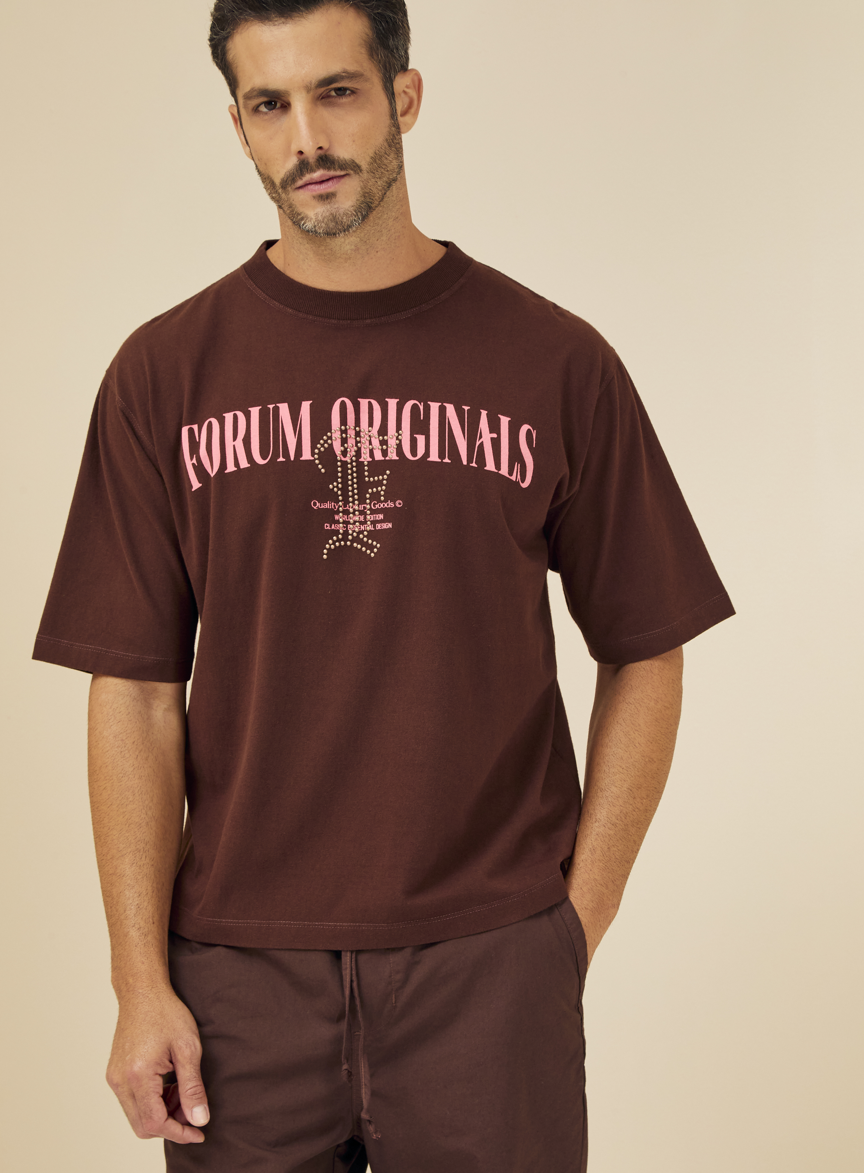 CAMISETA ESTAMPADA COM APLICAÇÃO XGG MARROM ROCCIA