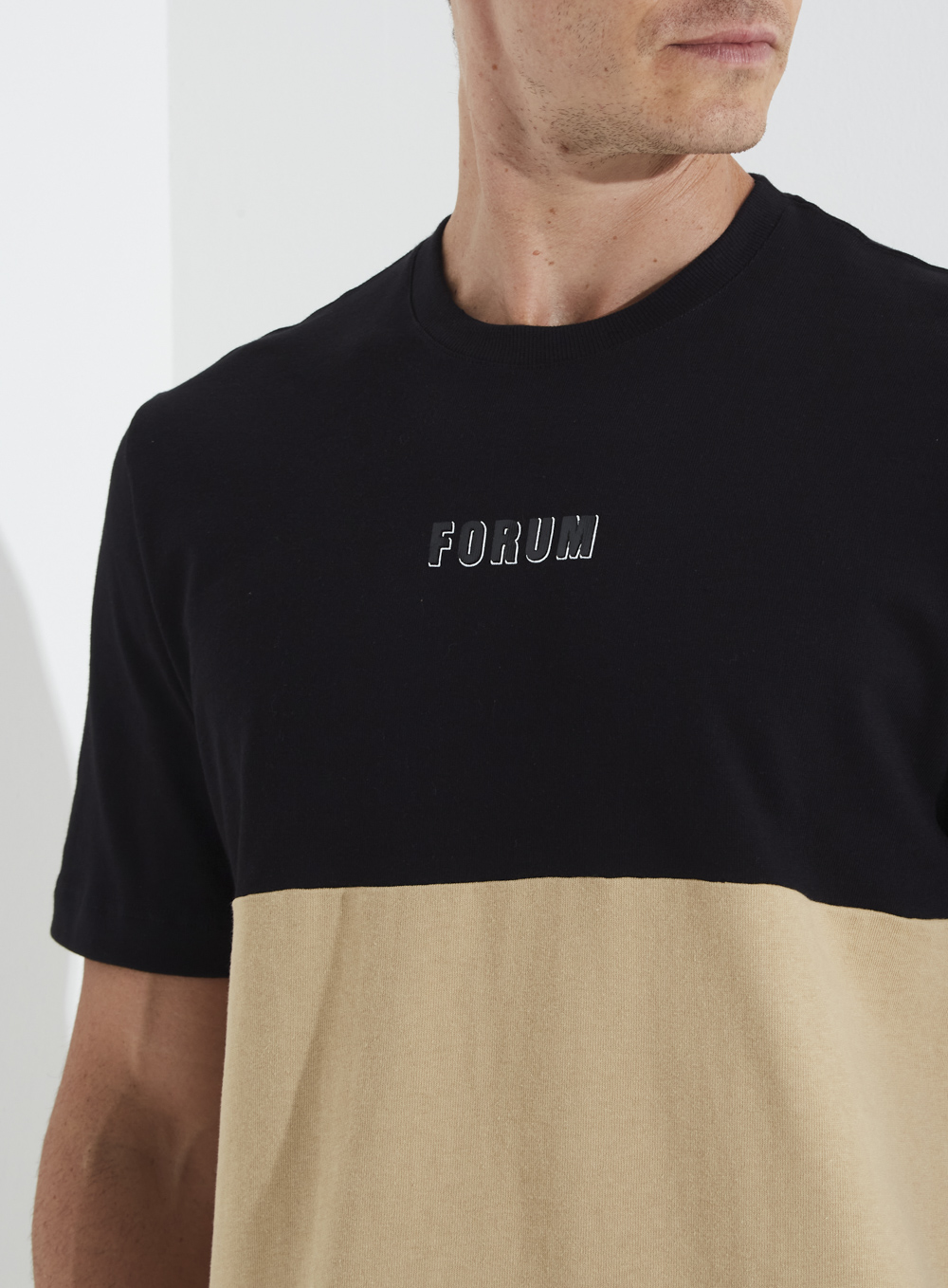 CAMISETA FORUM M PRETO/BEGE