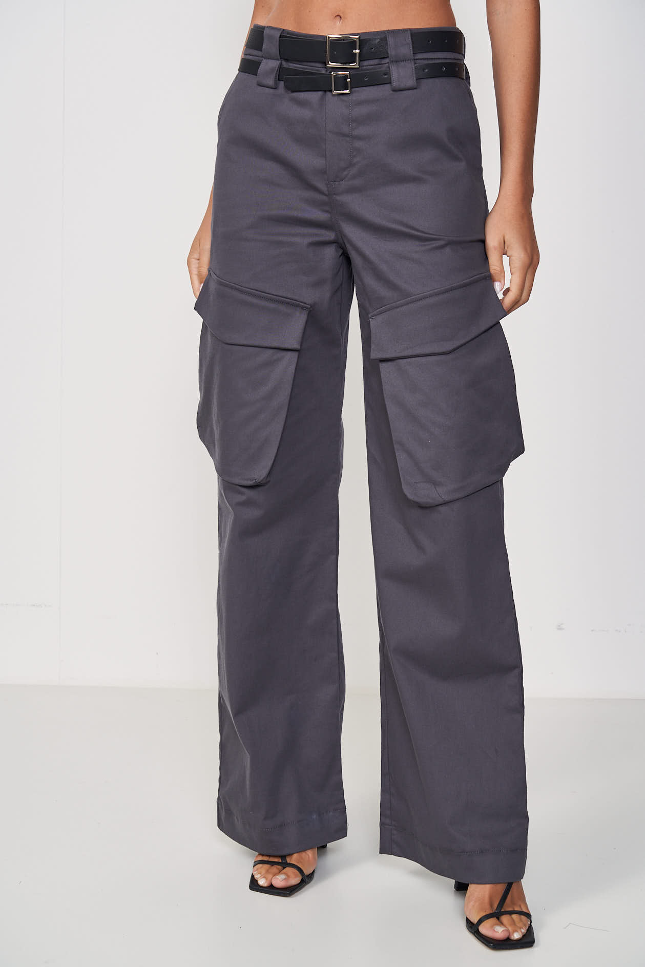 CALÇA SARJA JADE COM CINTO 38 CINZA FULIGEM