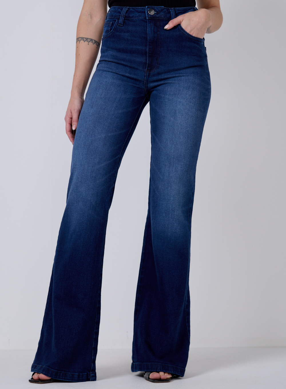 CALÇA JEANS LOUISE COM APLICAÇÃO 44 INDIGO