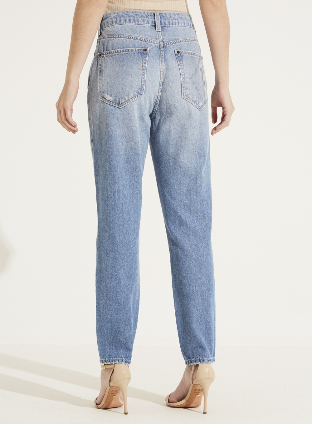 CALÇA JEANS LOLA COM APLICAÇÃO 42 INDIGO