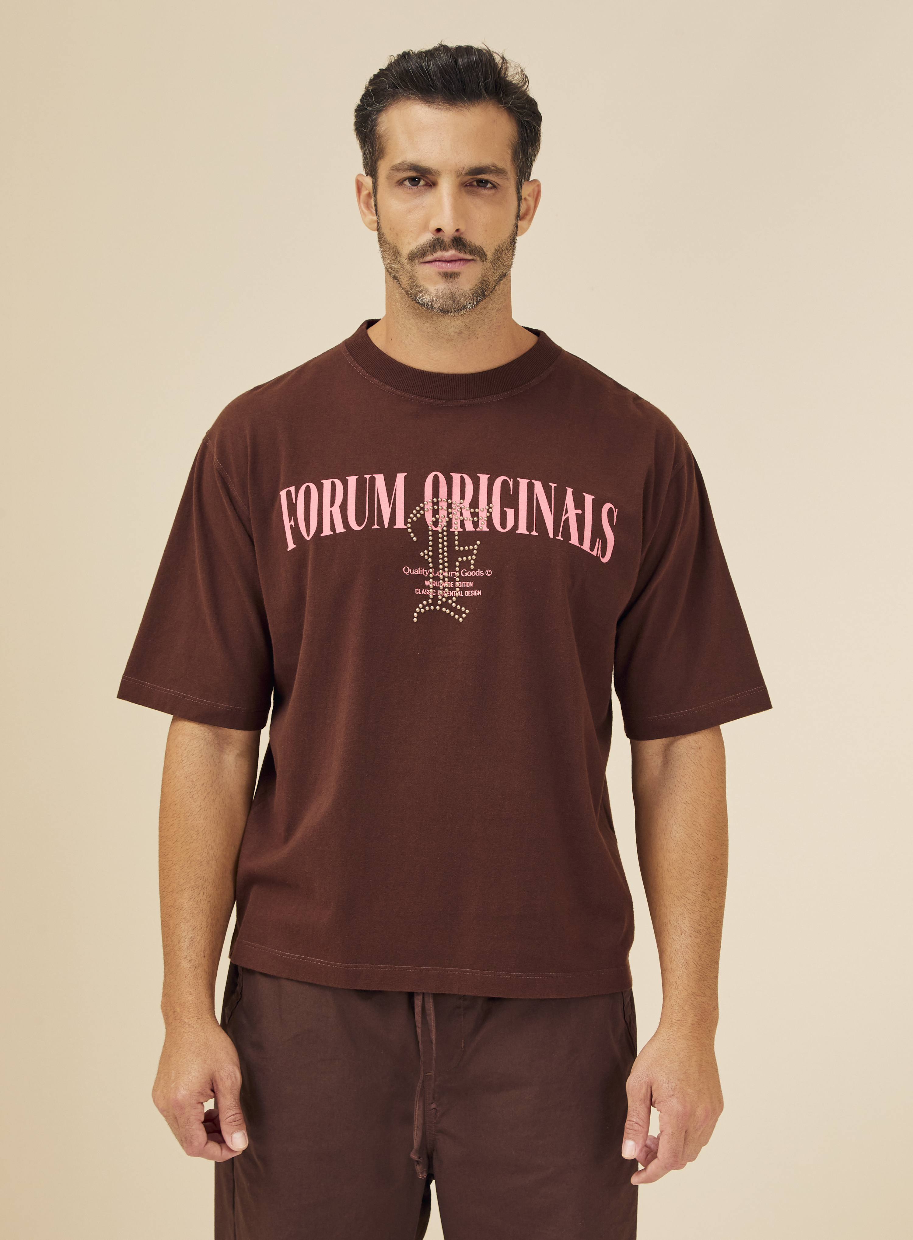 CAMISETA ESTAMPADA COM APLICAÇÃO XGG MARROM ROCCIA