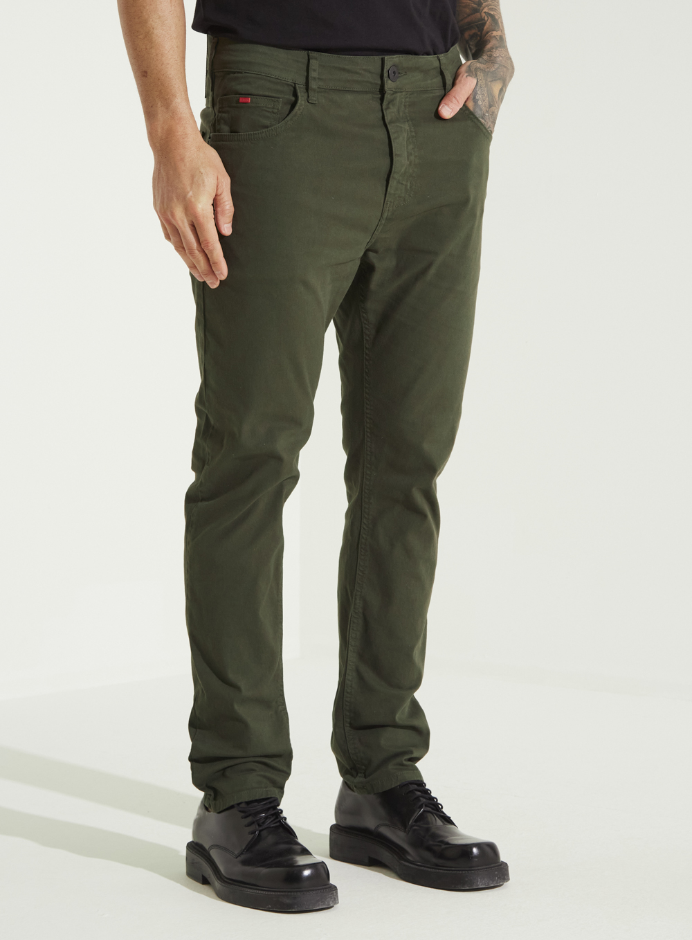 CALÇA SARJA ALEXANDRE 38 MARROM NOZES