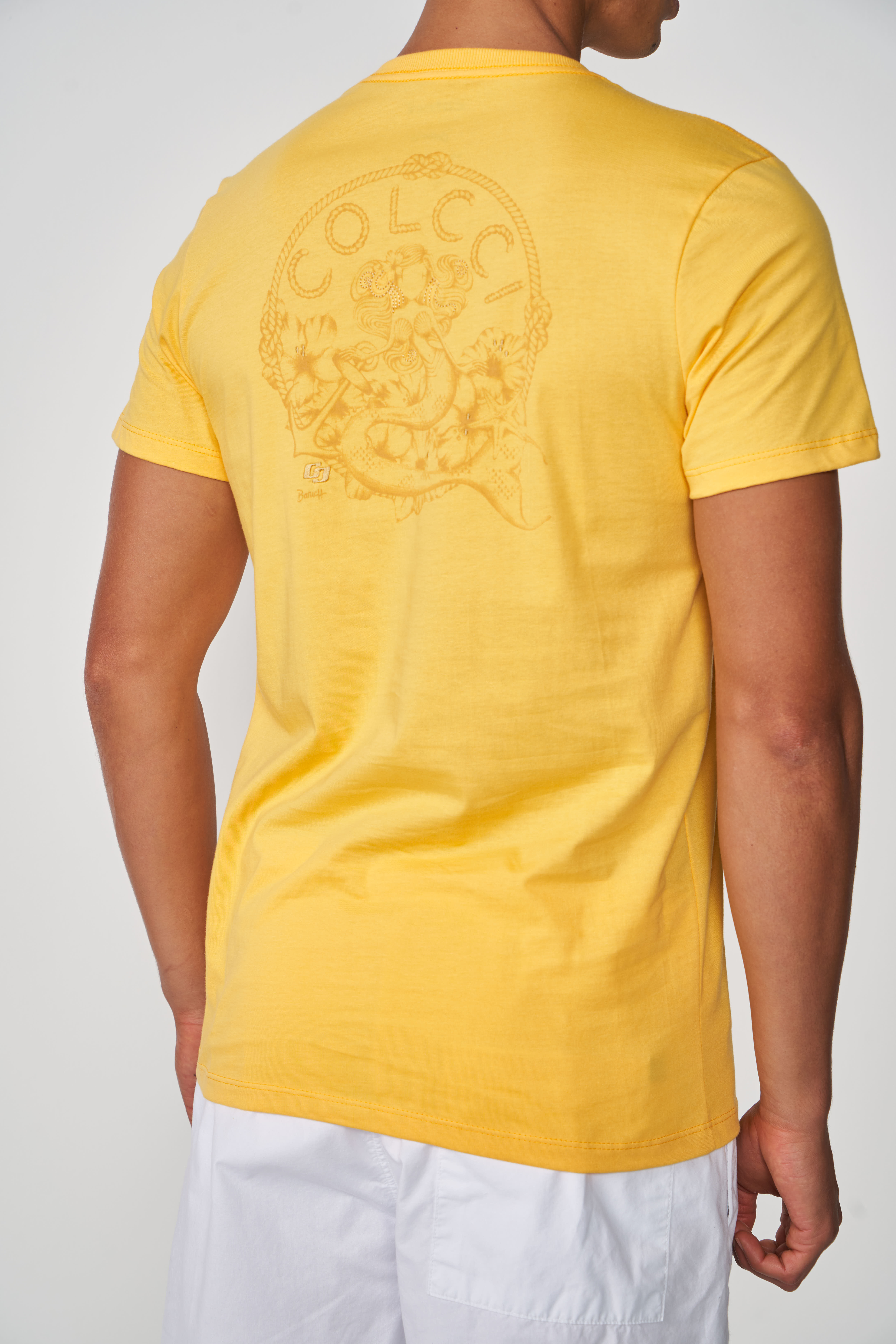 CAMISETA ESTAMPADA E BORDADA G AMARELO MACAO