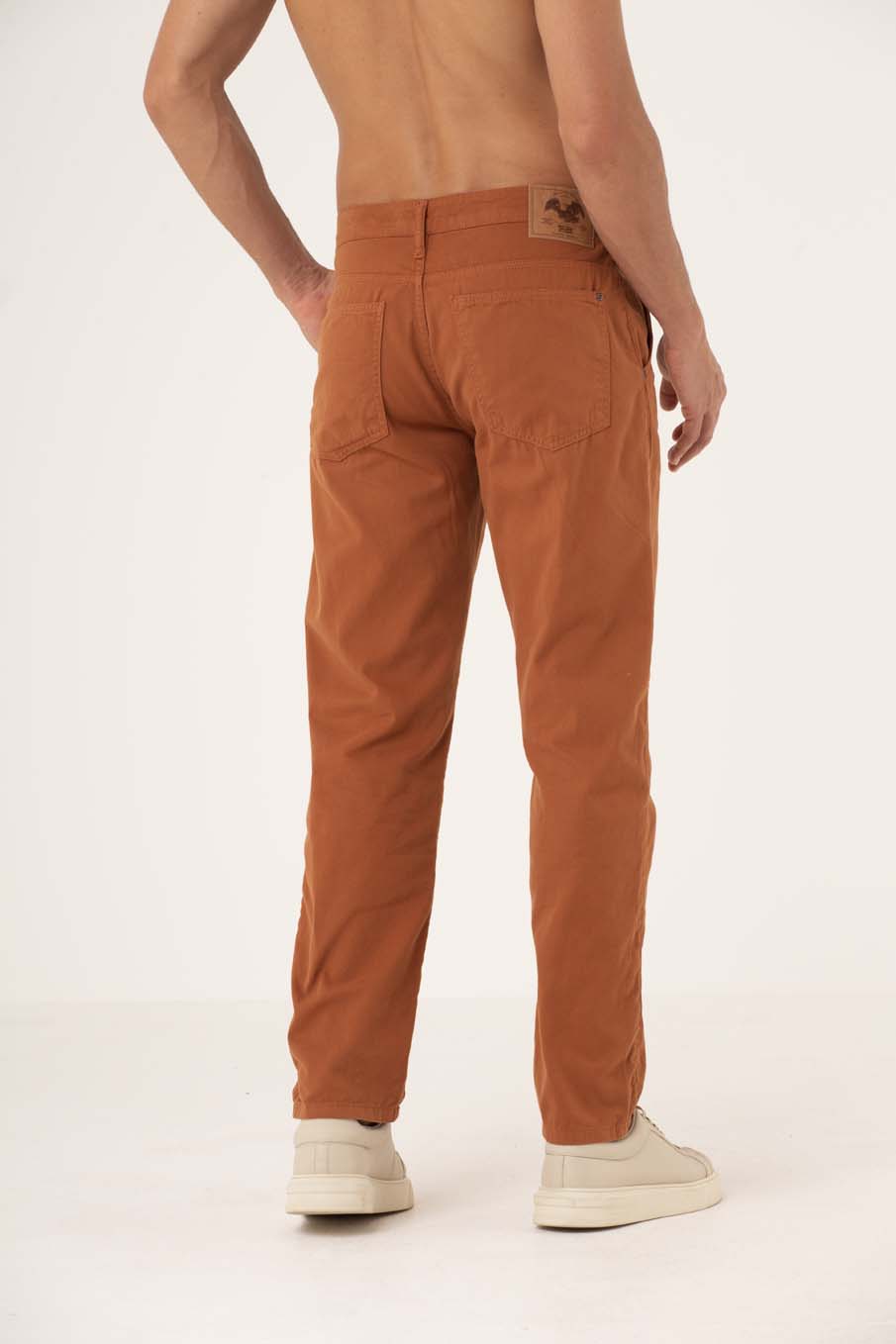 CALÇA SARJA LEO 38 MARROM TRANS