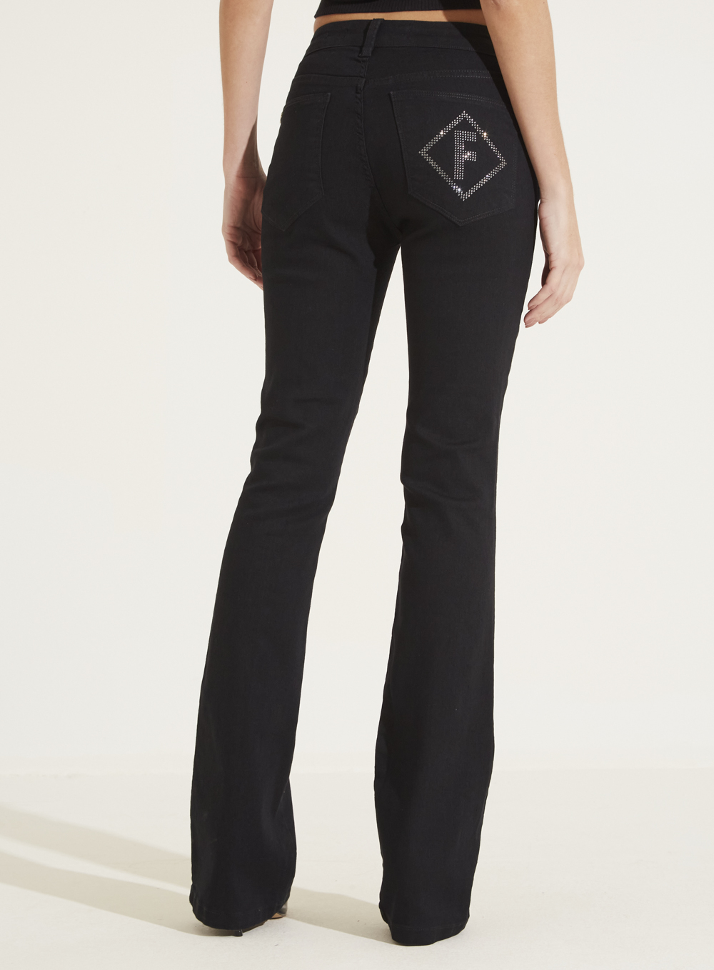 CALÇA JEANS BOOT CUT COM APLICAÇÃO 34 IND.PRETO
