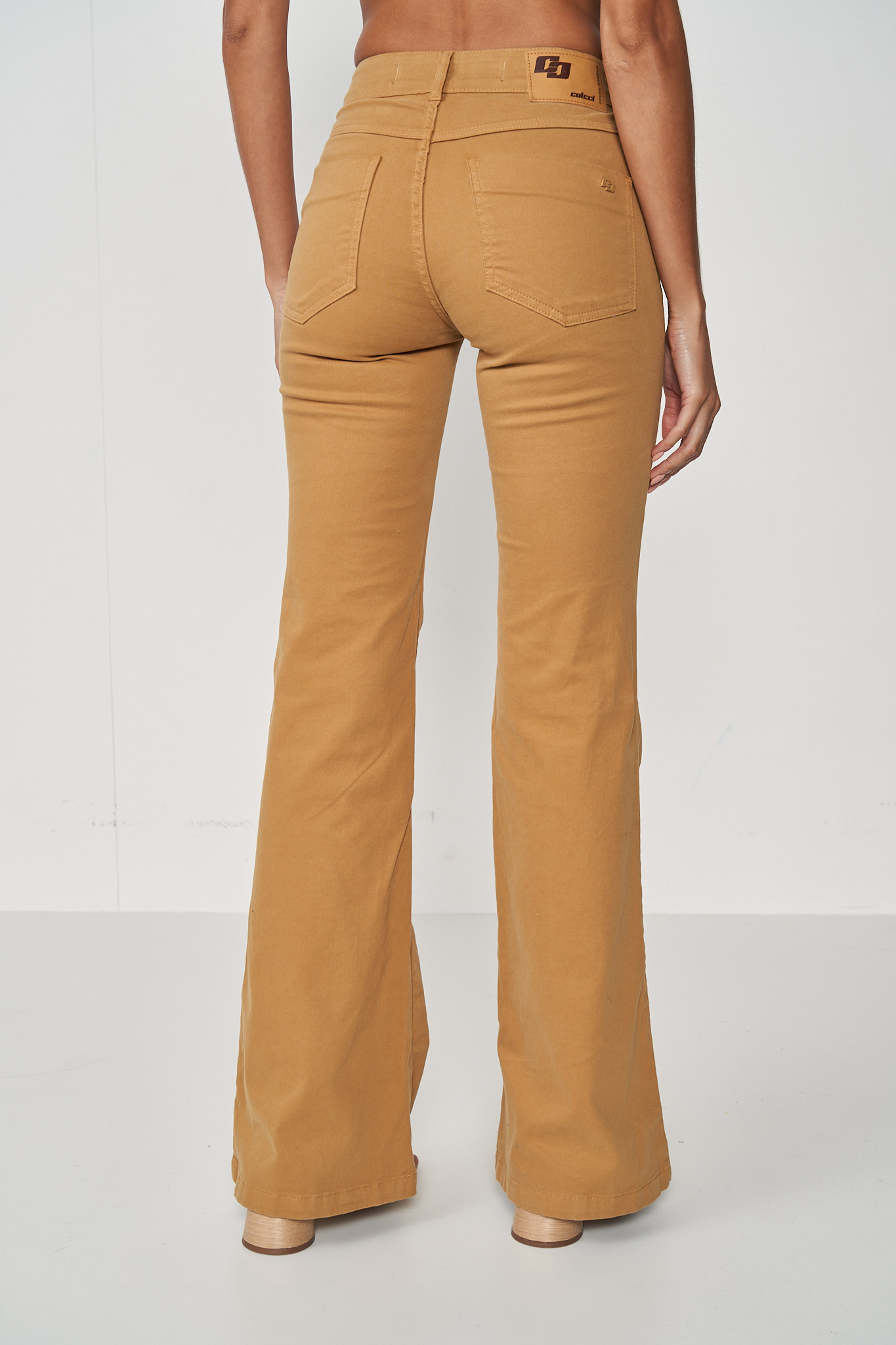 CALÇA SARJA FLARE 44 MARROM EBBELA