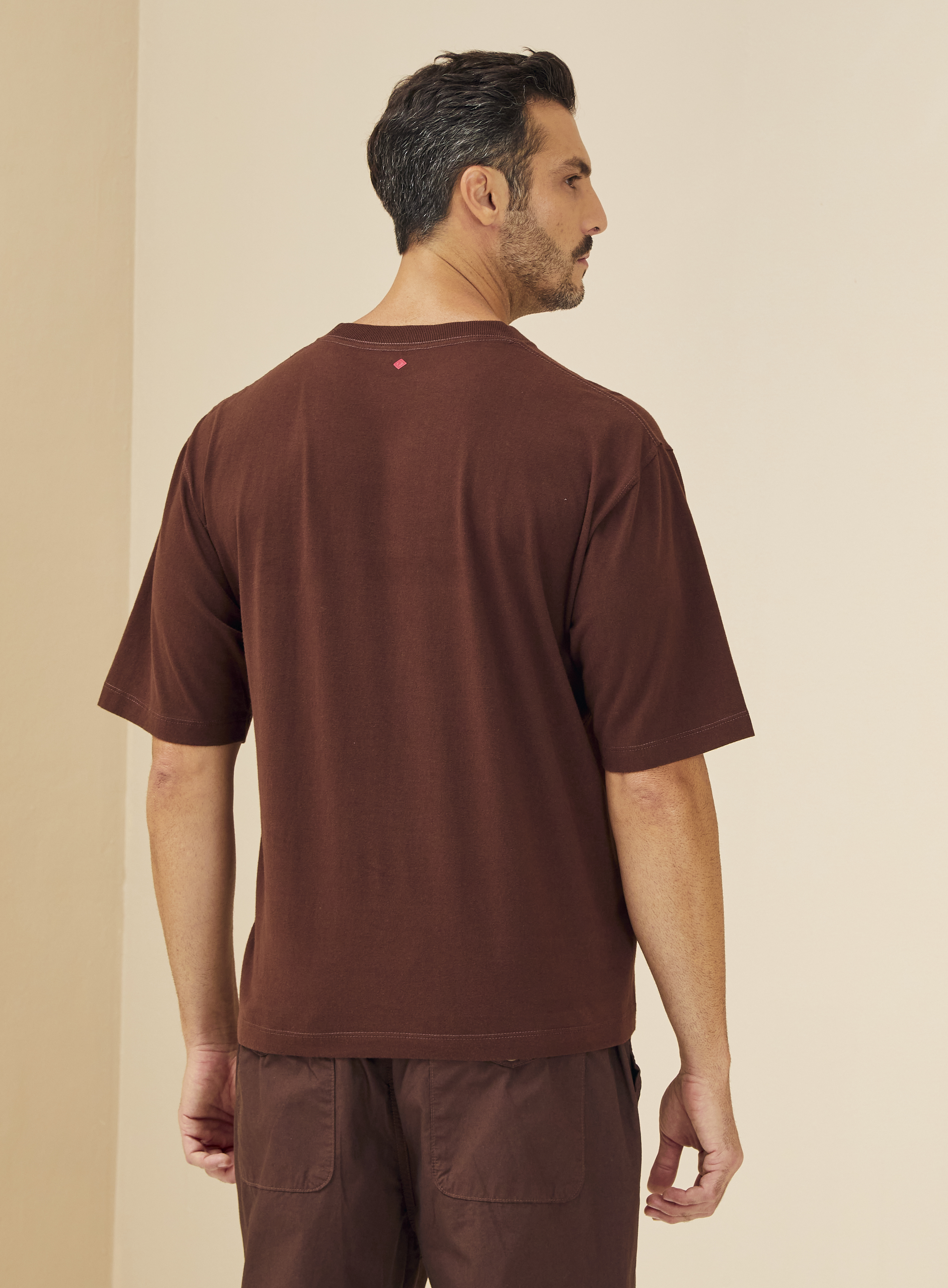 CAMISETA ESTAMPADA COM APLICAÇÃO XGG MARROM ROCCIA