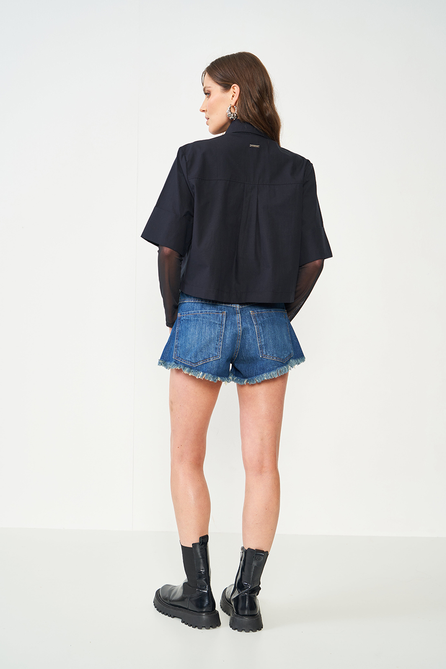 CAMISA COM APLICAÇÃO G PRETO